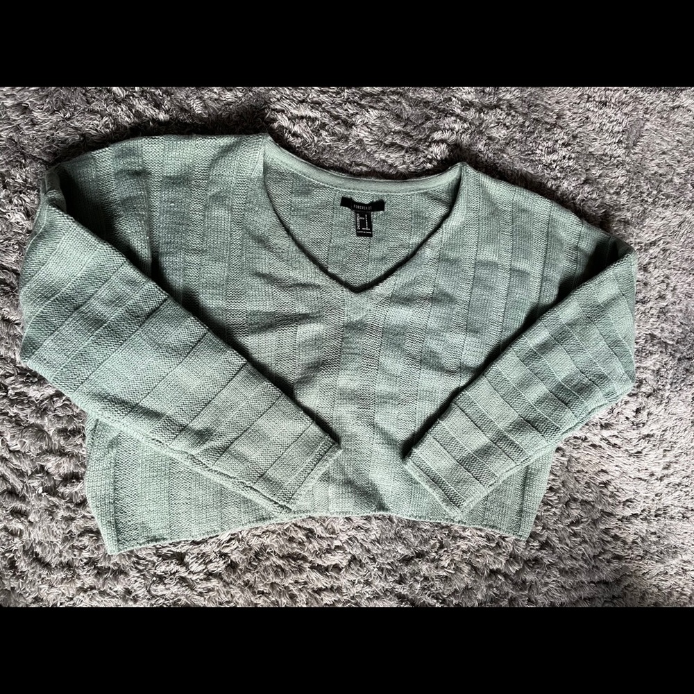 NO TAGS BUT NEVER WORN! GREEN CROP SWEATER